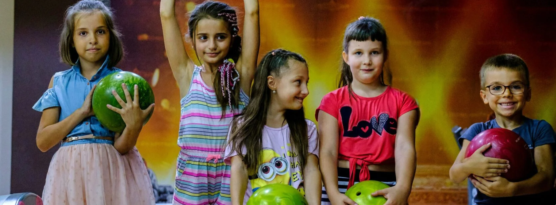 Дети веселятся на летнем мероприятии